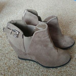 Women's Maurice's size 8 taupe wedge booties